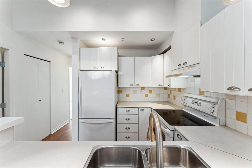 1 – 995 Lynn Valley Road